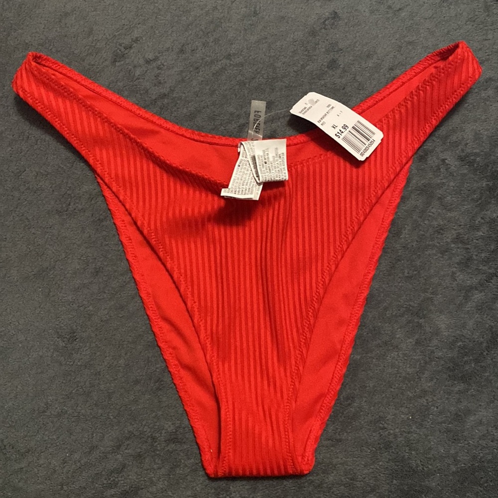 Red bikini - Picture 2 of 3